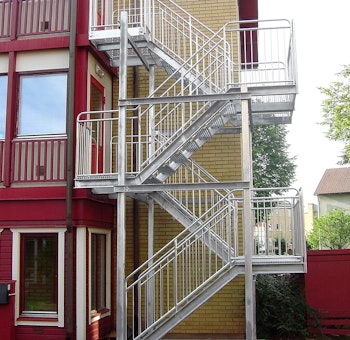 Hot-dip galvanized straight staircase with childsafe railing