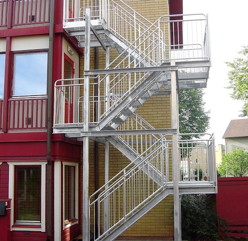 Hot-dip galvanized straight staircase with childsafe railing