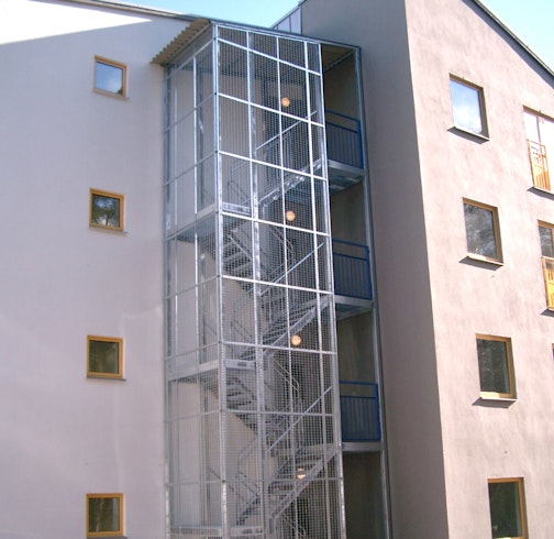Straight staircase standard with protective cage