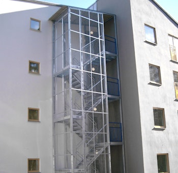 Straight staircase with protective cage