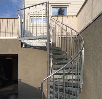 Barnsäker spiraltrappa med handledare på centrumrör Barnsäker spiraltrappa med handledare på centrumrör