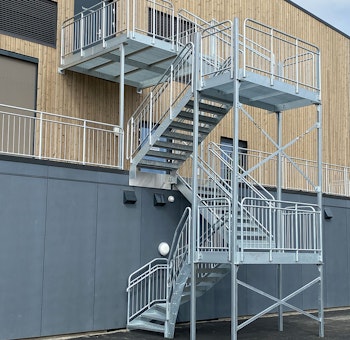 Childsafe straight staircase with inner handrail
