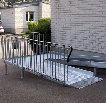 Ramp med barnsäkert räcke och avåkningsskydd Ramp med barnsäkert räcke och avåkningsskydd
