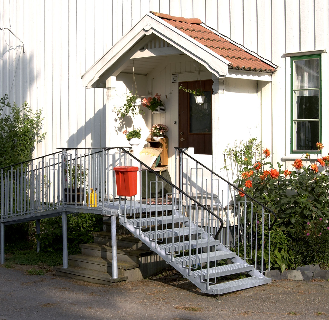Ramp och raktrappa med barnsäkert räcke