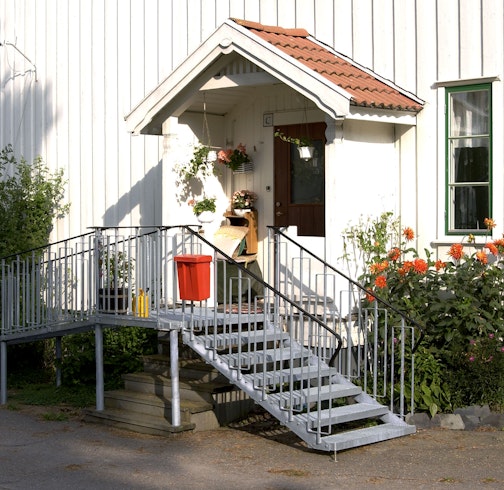 Rampe og rettløpstrapp med barnesikkert rekkverk Rampe og rettløpstrapp med barnesikkert rekkverk
