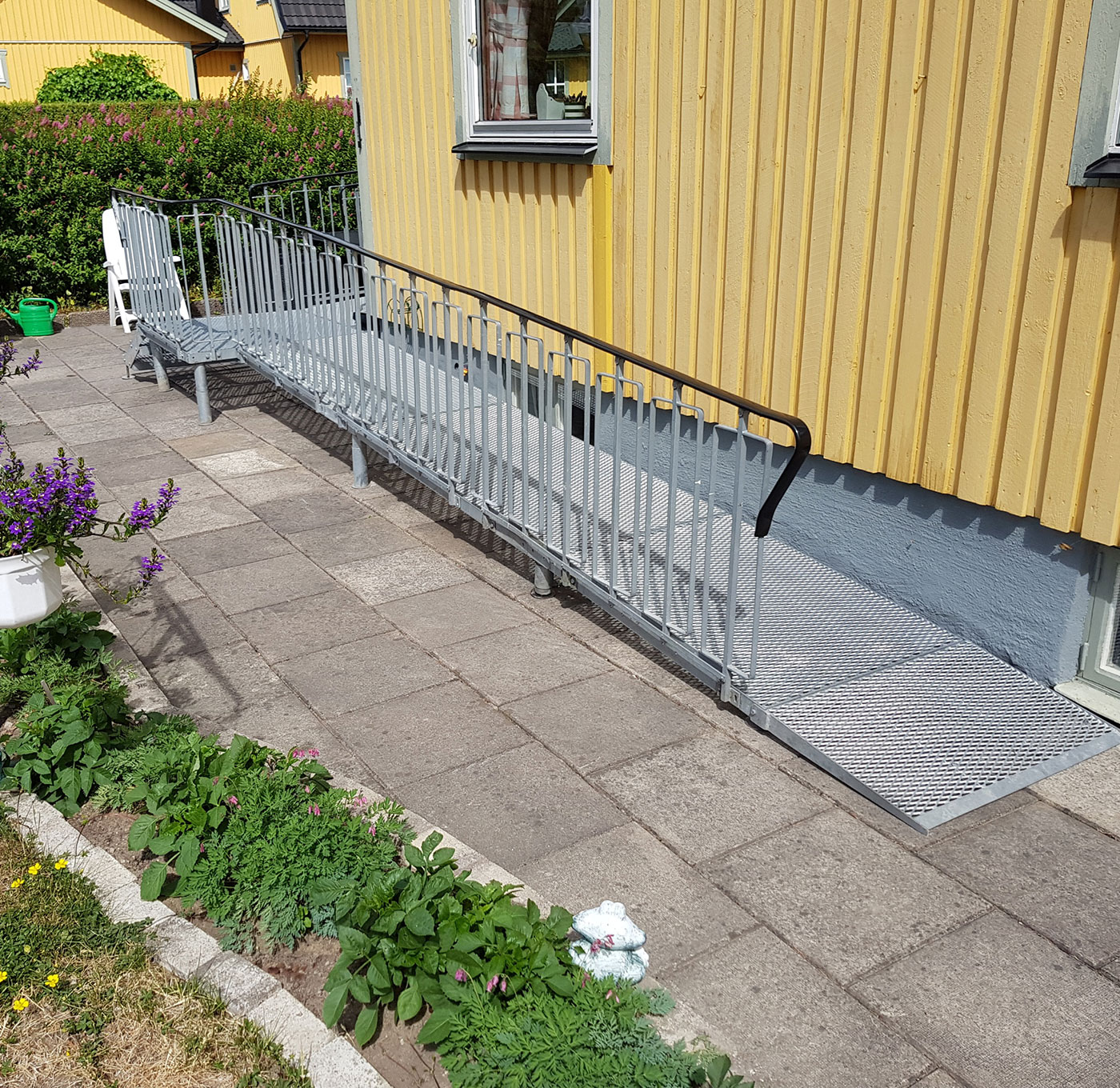 Återanvändningsbar ramp med ledbart räcke