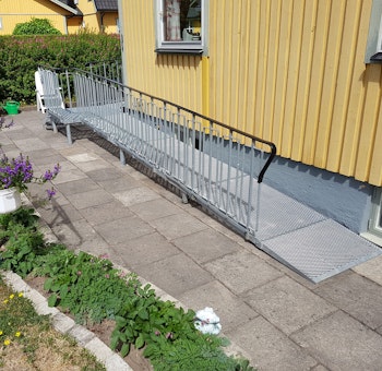Återanvändningsbar ramp med ledbart räcke Återanvändningsbar ramp med ledbart räcke