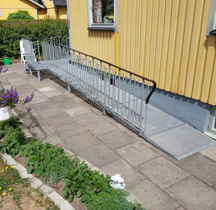 Återanvändningsbar ramp med ledbart räcke