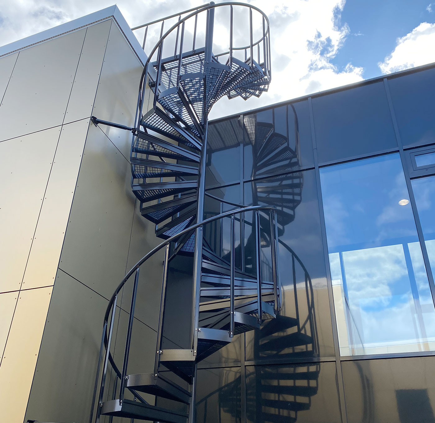 Pulverbeschichtete Spindeltreppe mit industriellem Geländer