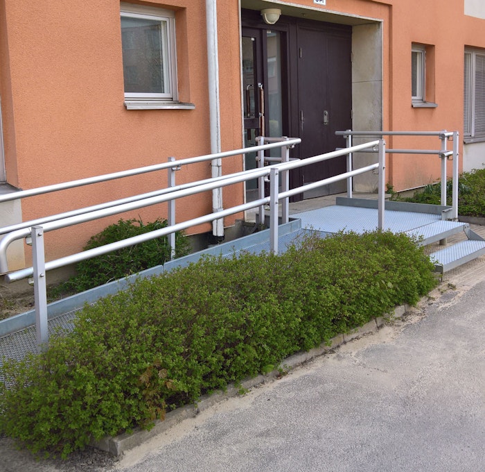 Rampe med aluminiumsrekkverk og avkjøringsbeskyttelse Rampe med aluminiumsrekkverk og avkjøringsbeskyttelse