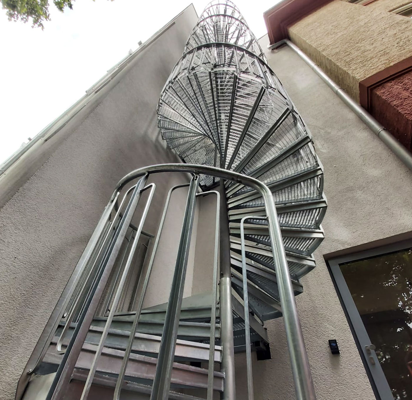 Hot-dip galvanized childsafe outdoor spiral staircase