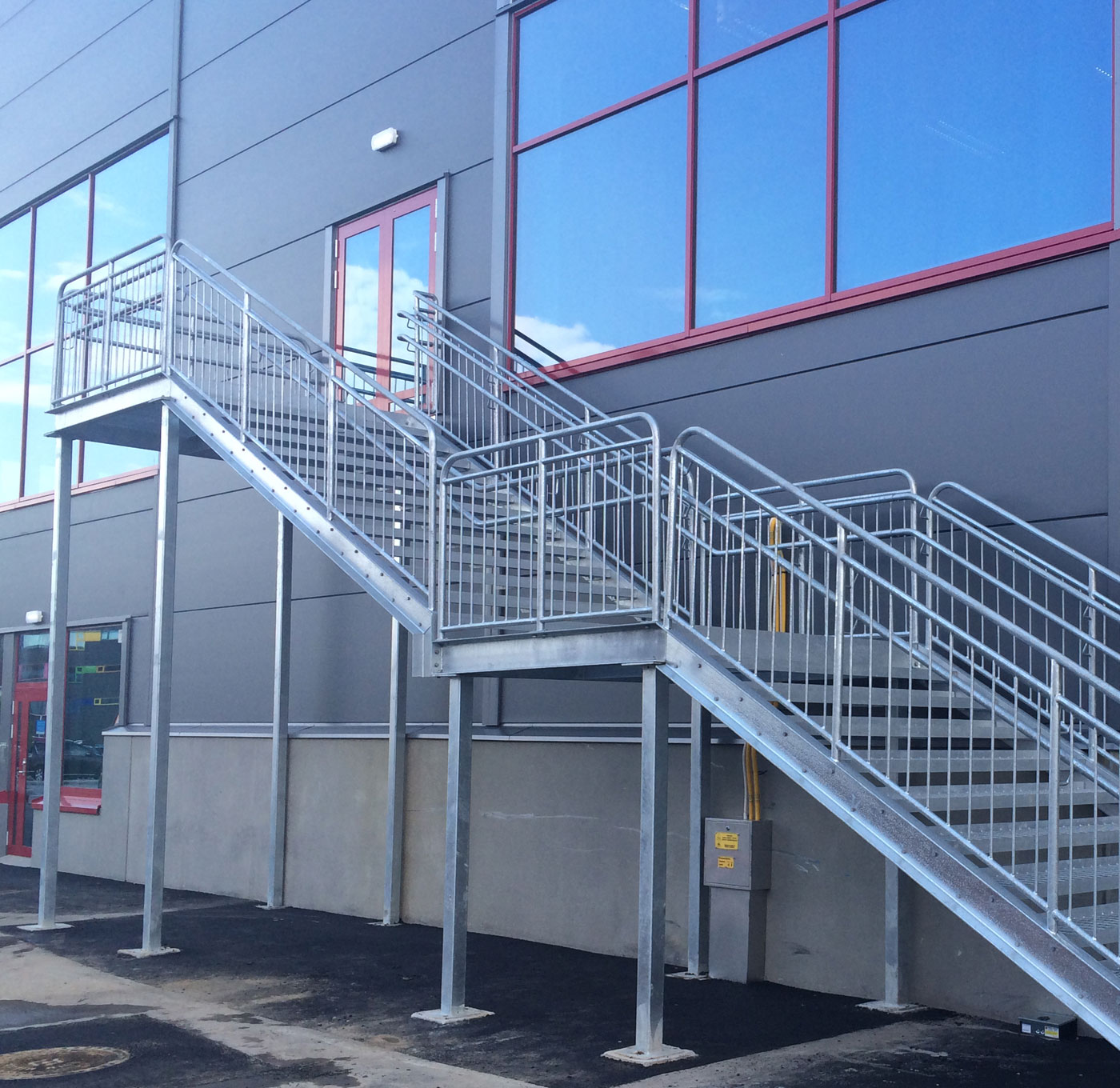 Gerade Treppe im Freien mit innerem Handlauf