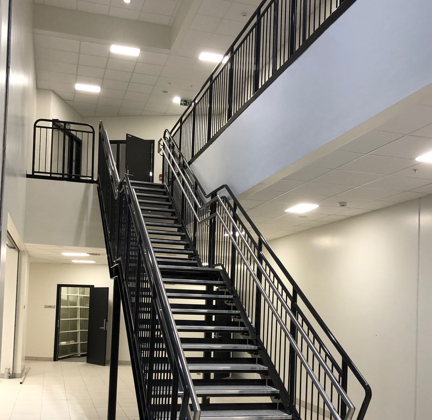 Pulverbeschichtete gerade Treppe mit rostfreiem Innenhandlauf
