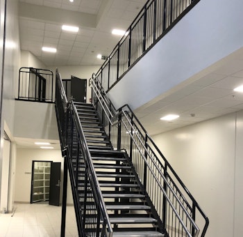 Powder coated straight staircase with stainless inner handrail
