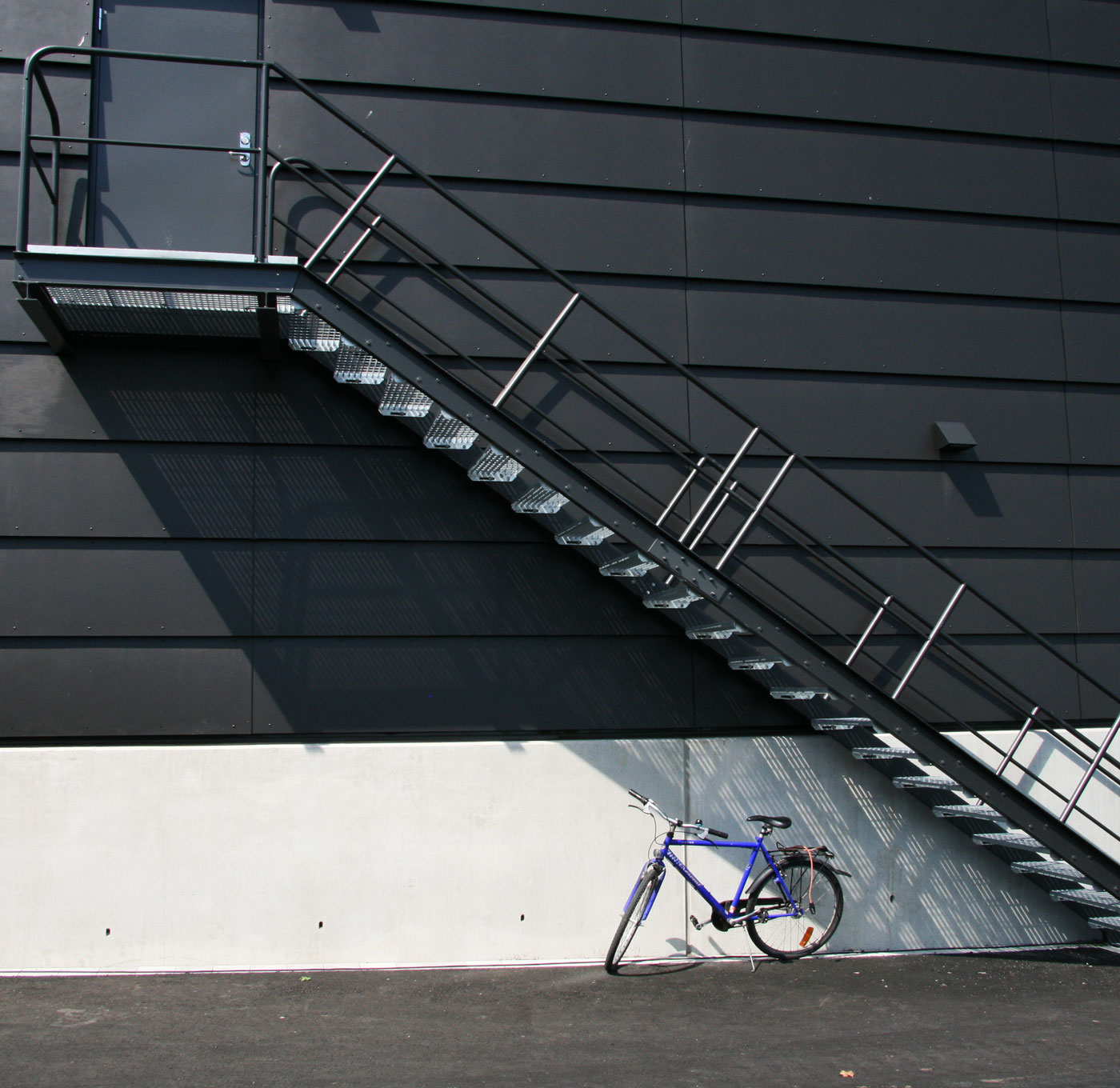 Gerade Treppe mit pulverbeschichtetem Industriegeländer