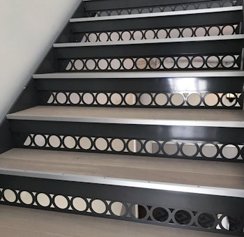 Detaljbild av steg för rak trappa