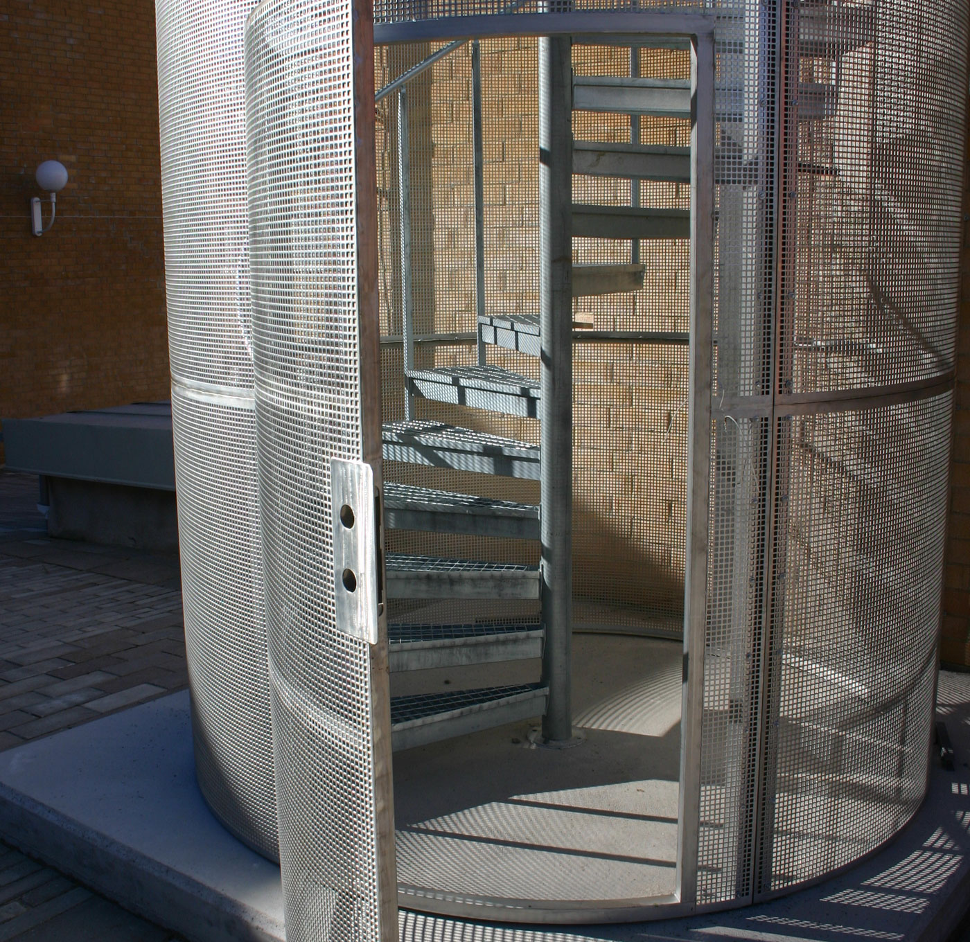 Spindeltreppe mit Bodenverbundenen Schutzkäfig 
