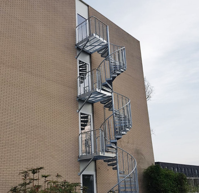 Evacuation stair with childsafe railing