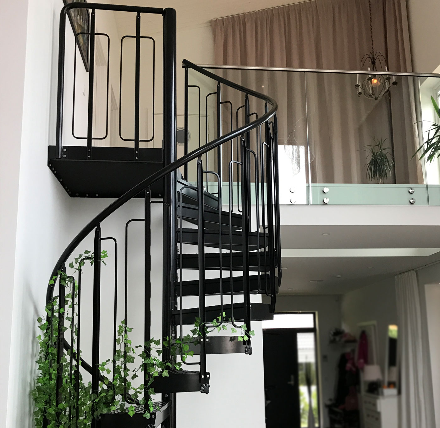 Pulverbeschichtete Spindeltreppe im Innenbereich