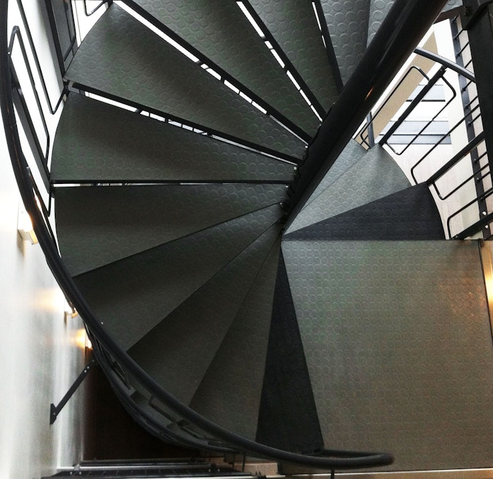 Childproof railing and steps with contrast marking