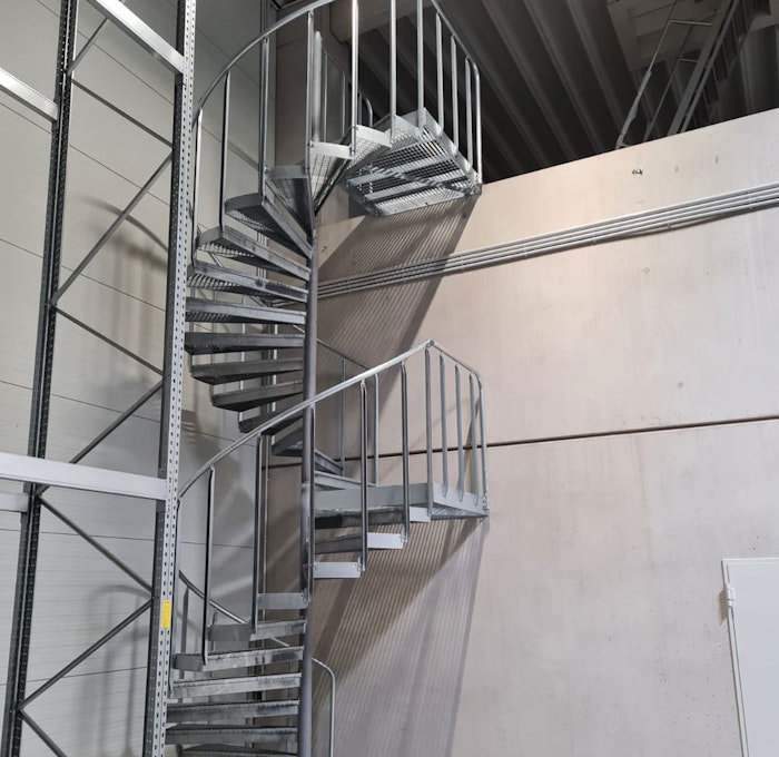 Industriell trapp med steg av gitterrist