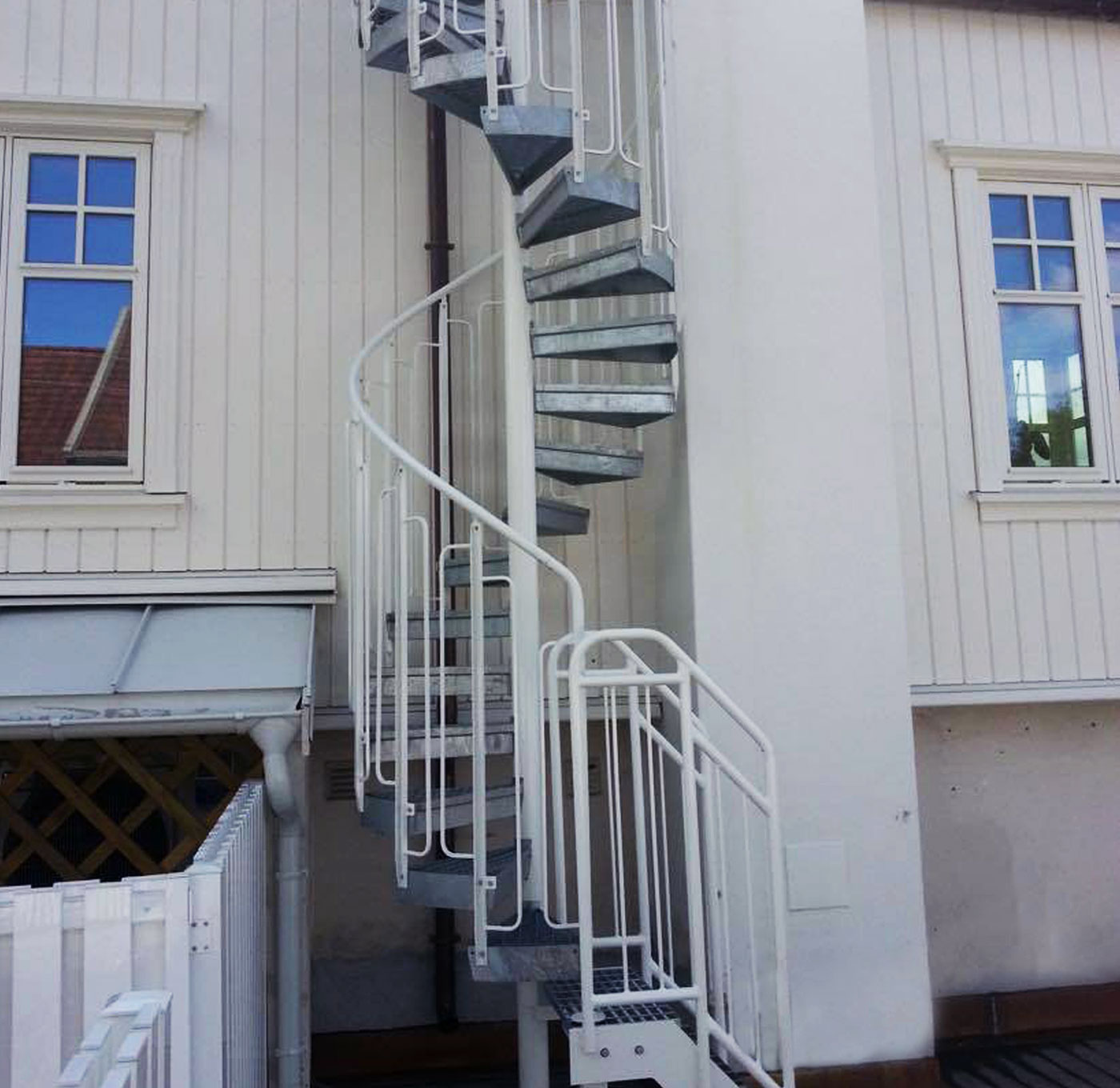 Pulverbeschichtete Spindeltreppen im Freien