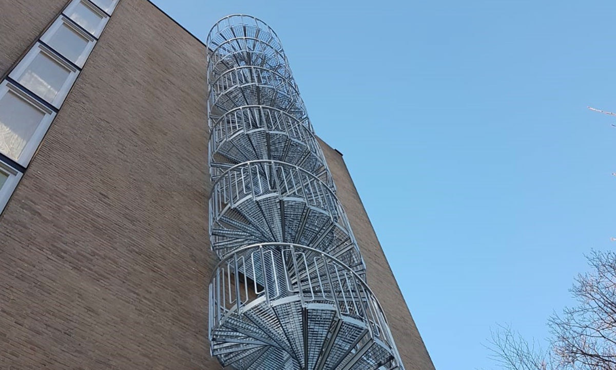 Hot-dip galvanized childsafe outdoor spiral staircase