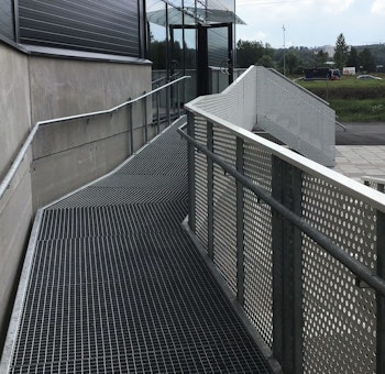 Ramp med gallerdurk av stål och räcke av perforerad plåt