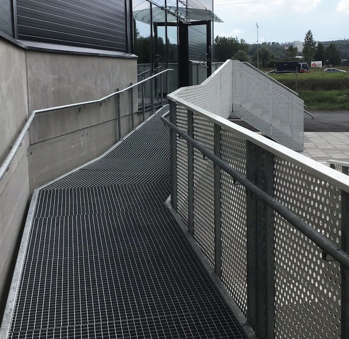 Ramp med gallerdurk av stål och räcke av perforerad plåt