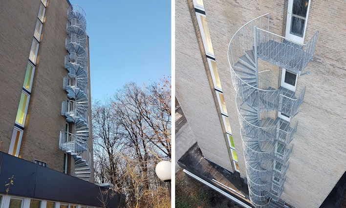 Fluchttreppe bestehend aus einer Spindeltreppe an einer Hauswand mit kindersicherem Geländer