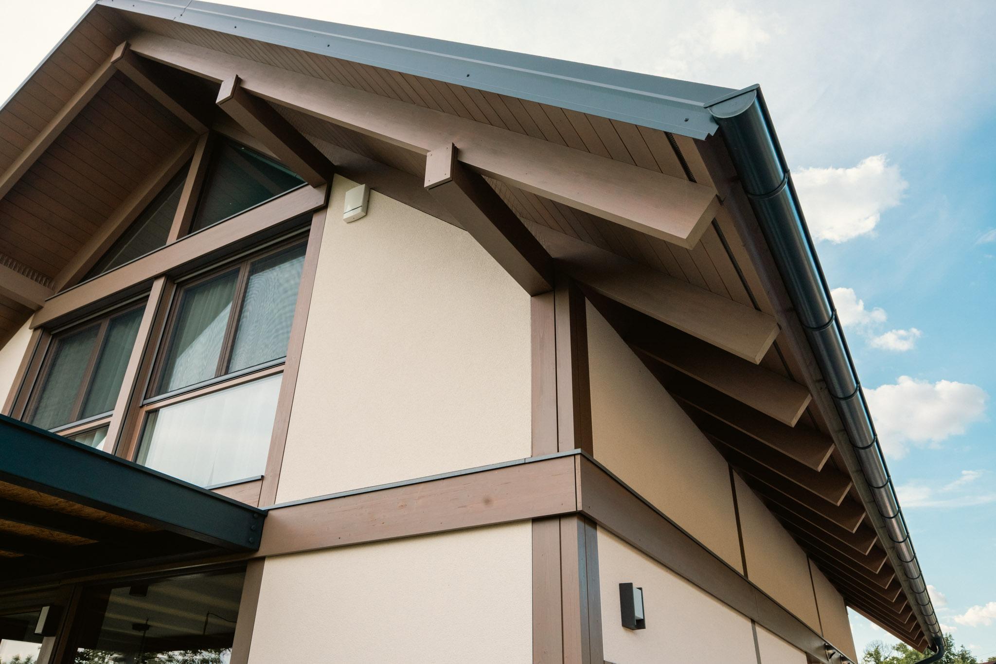 Exposed rafters and timber corners – Classic
