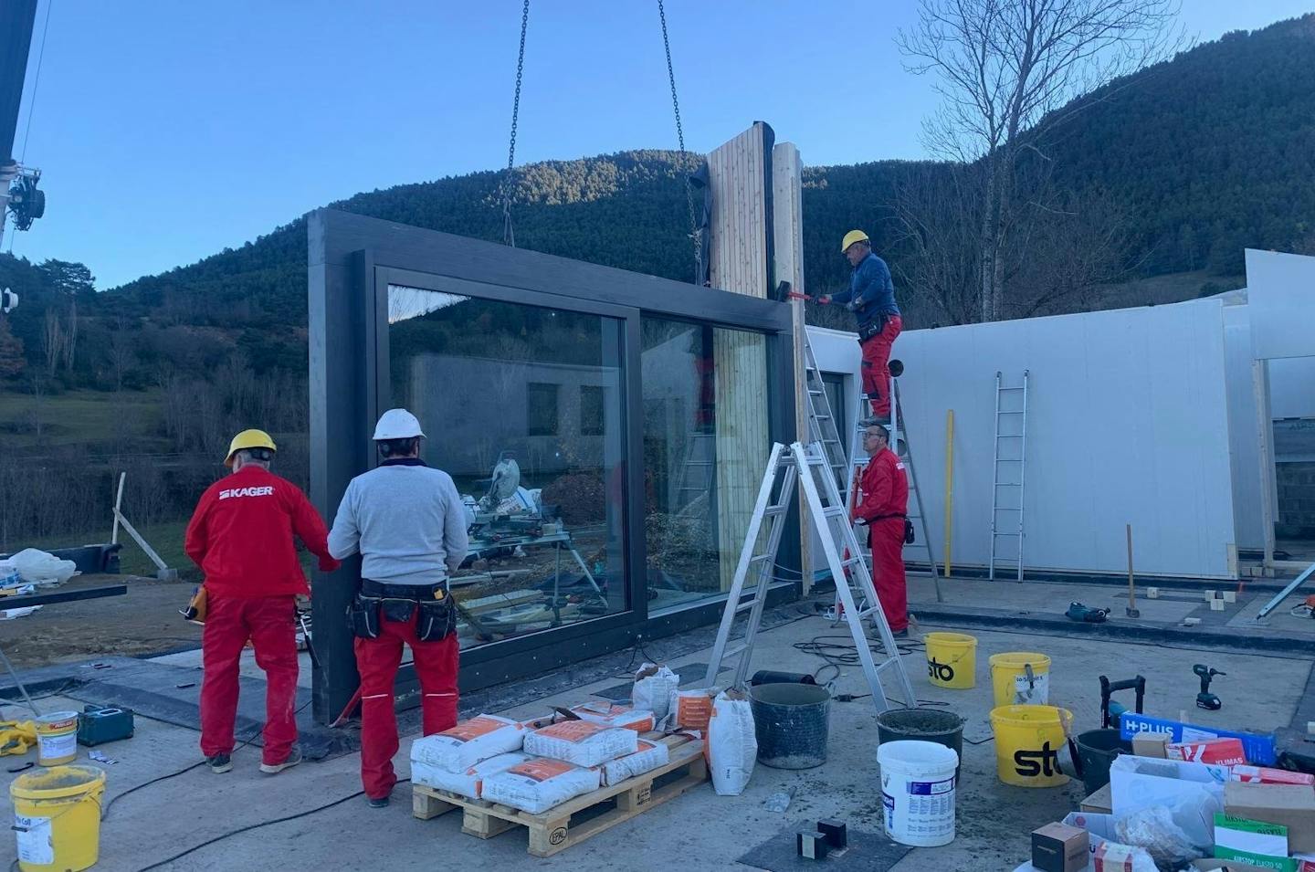 Montage des ersten Holz-Glas-Hauses in Spanien