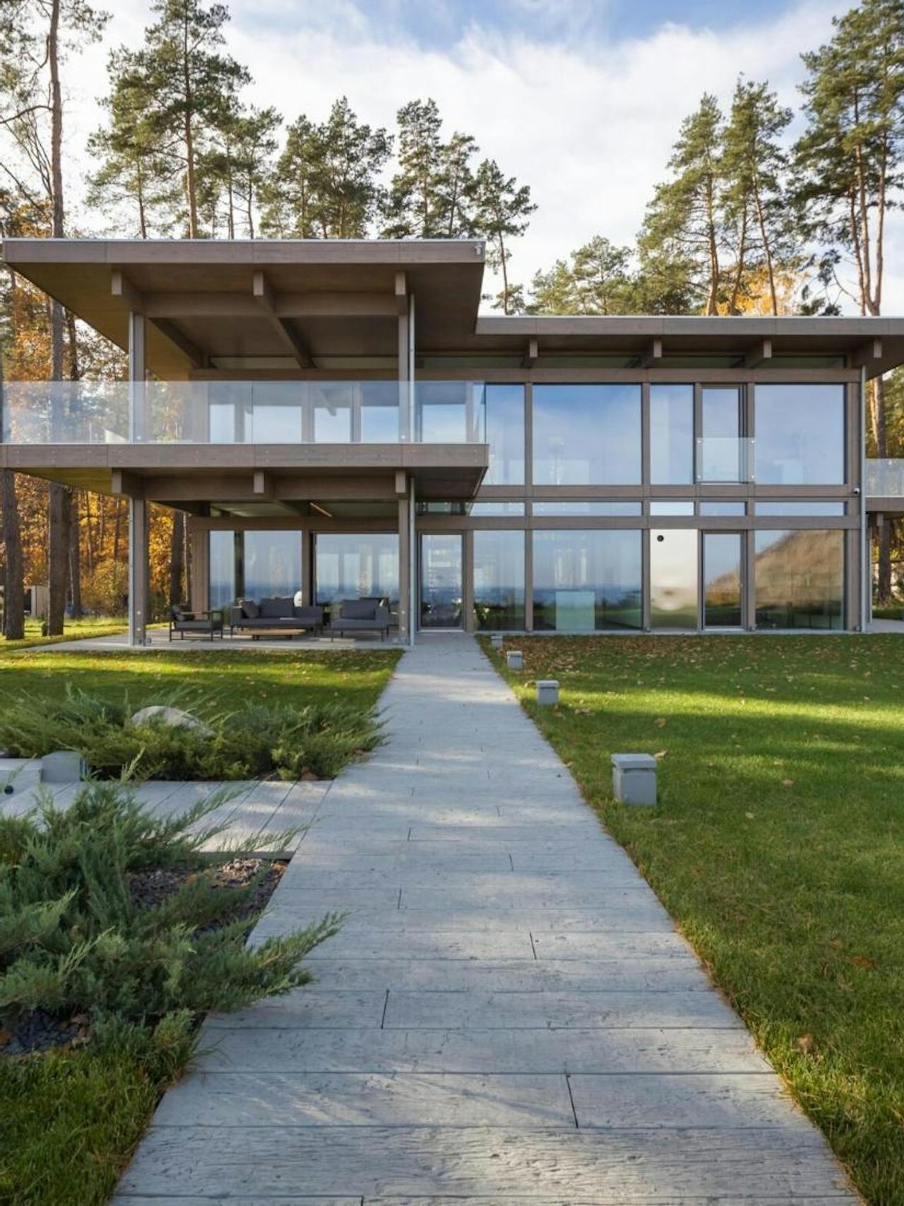 Villa aus Holz und Glas am Wald