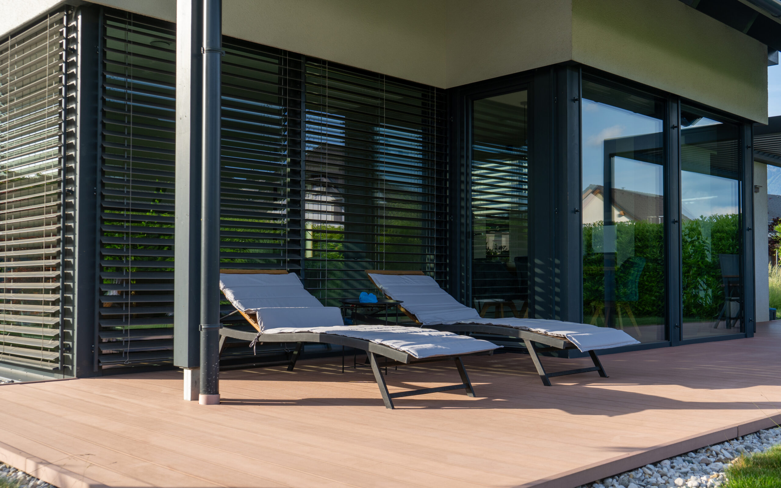 Integrierter außenliegender Sonnenschutz an einem KAGER Haus
