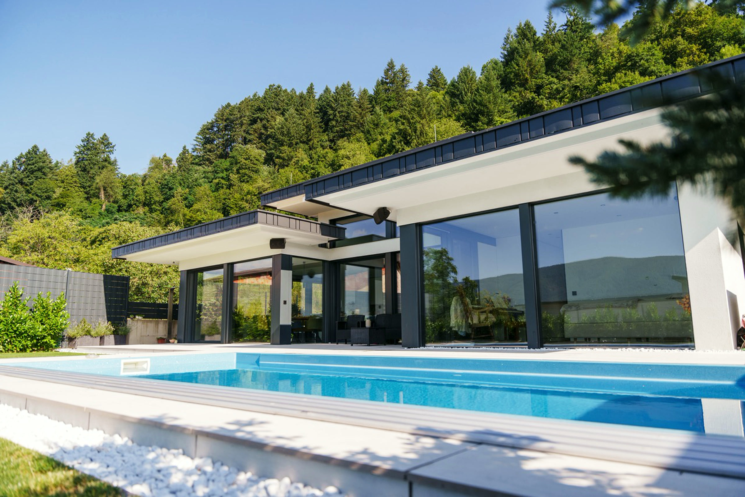 Casa in legno e vetro