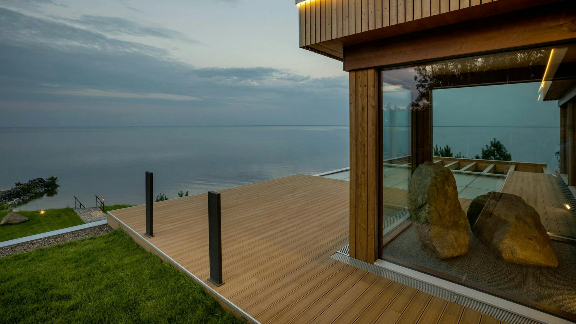 Fassadendetail aus Holz und Glas