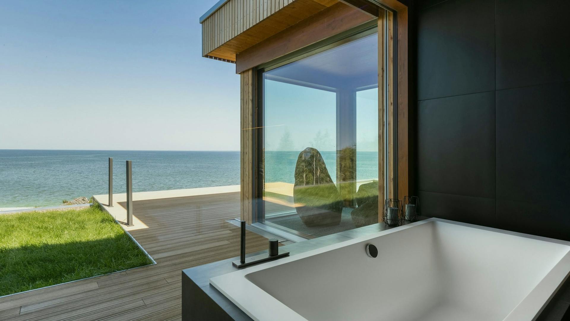 Badezimmer mit Blick aufs Wasser