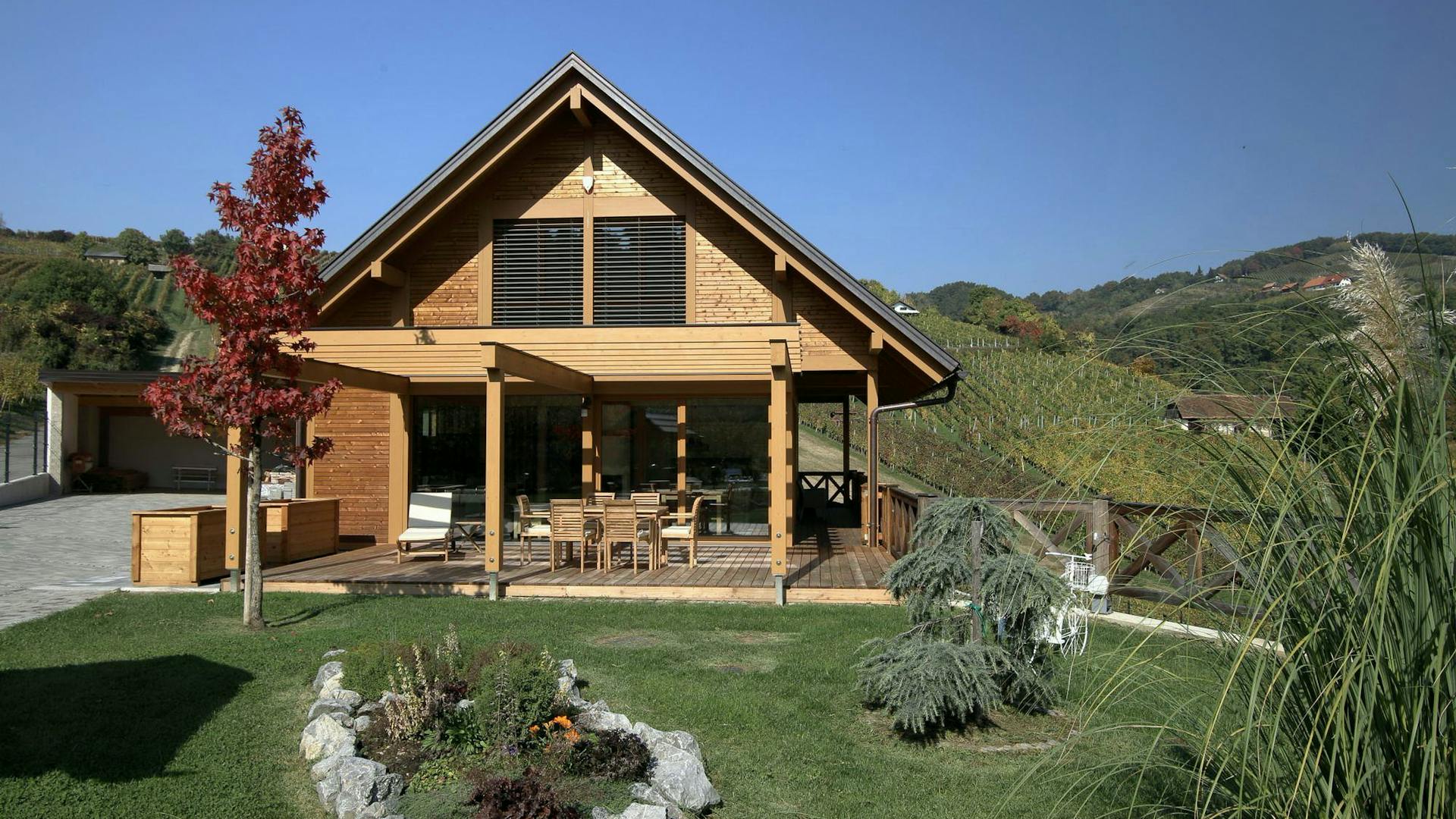 Casa in legno e vetro con facciata in legno