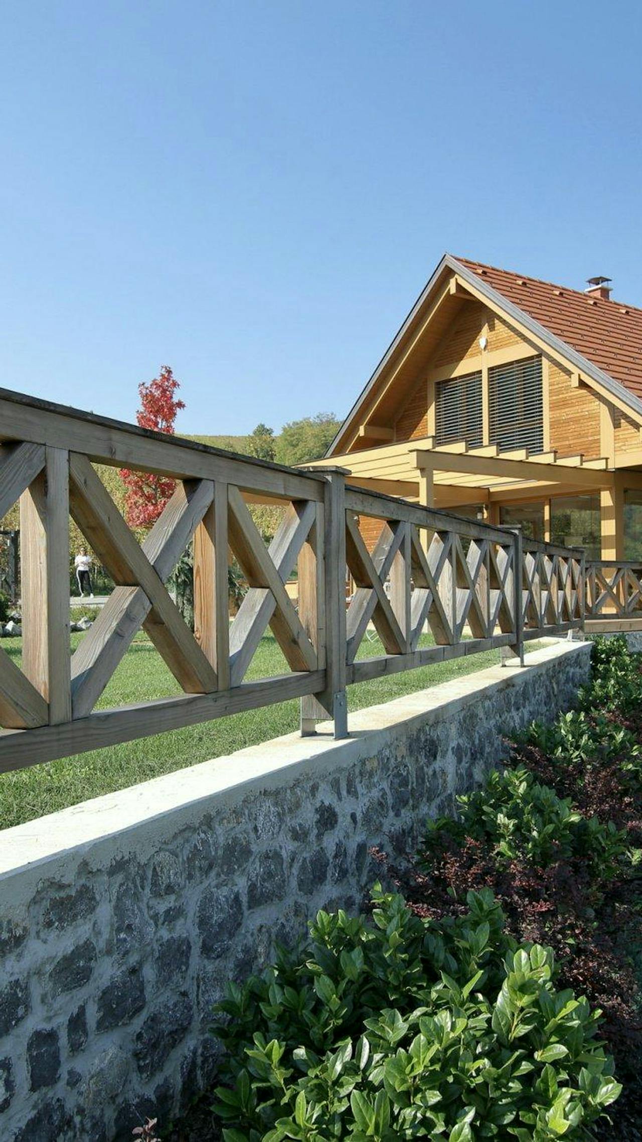 VITA NOVA Classic con facciata in legno – interni e connessione con l’esterno