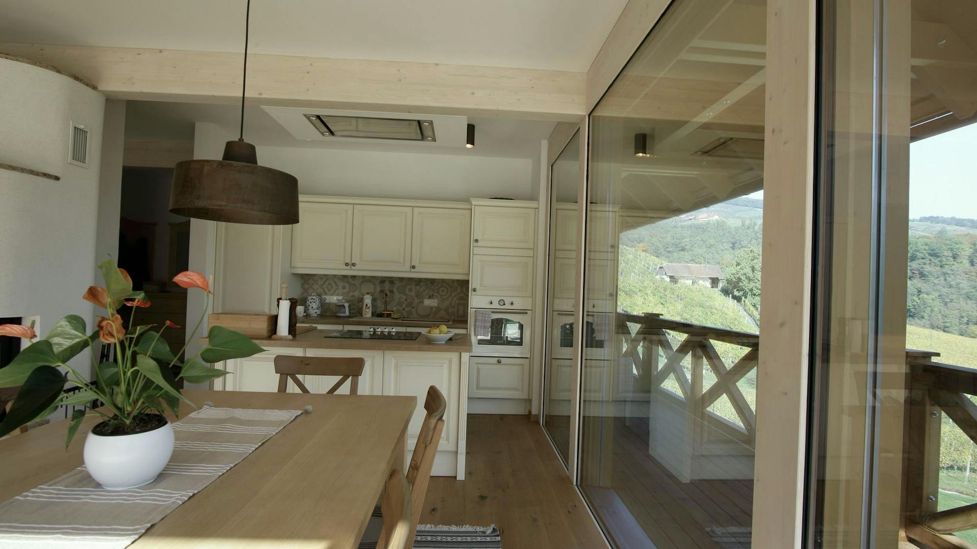 Cucina e zona pranzo con vista
