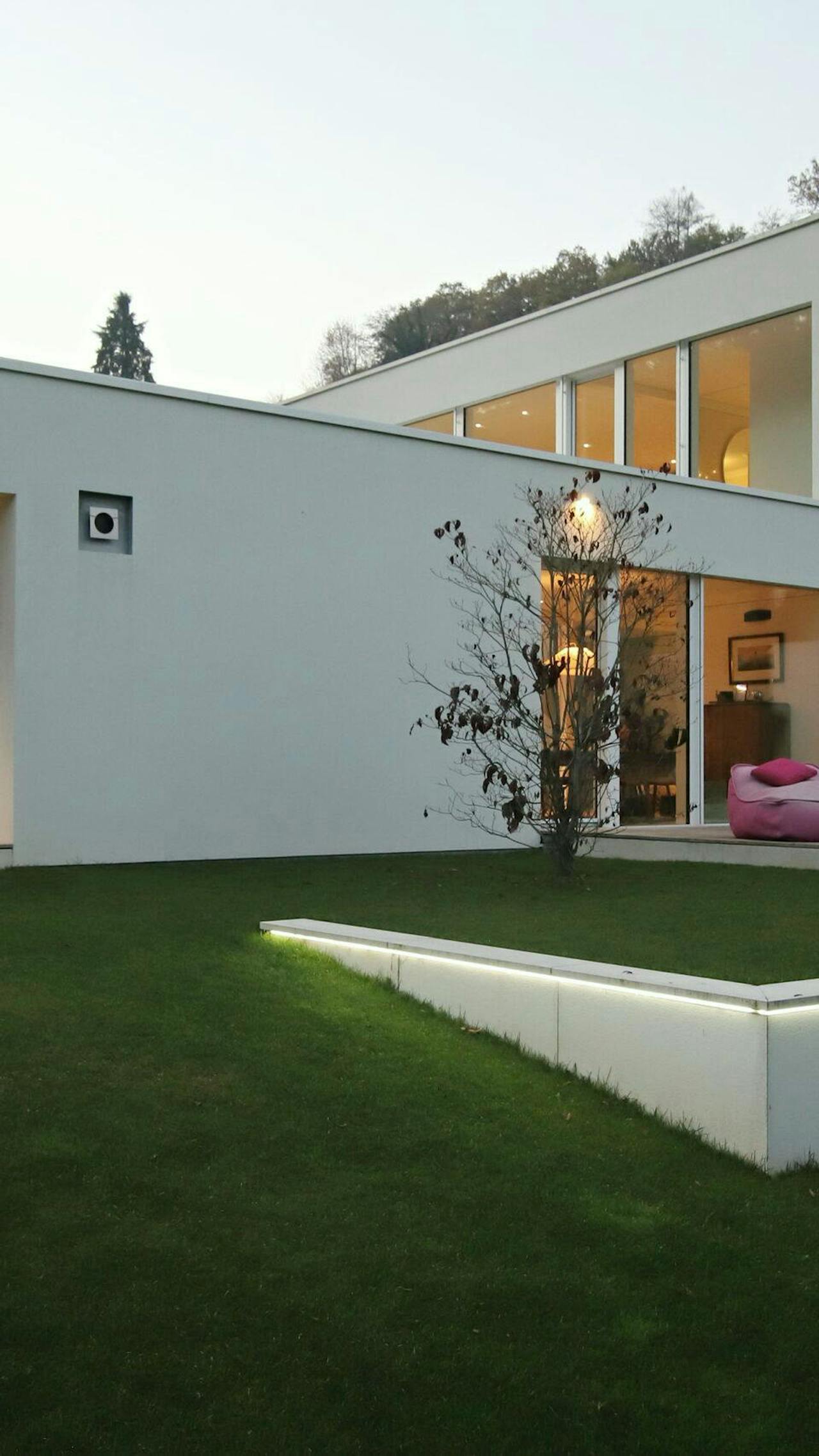 Moderna kuća s bazenom — interijer i povezanost s vanjskim prostorom