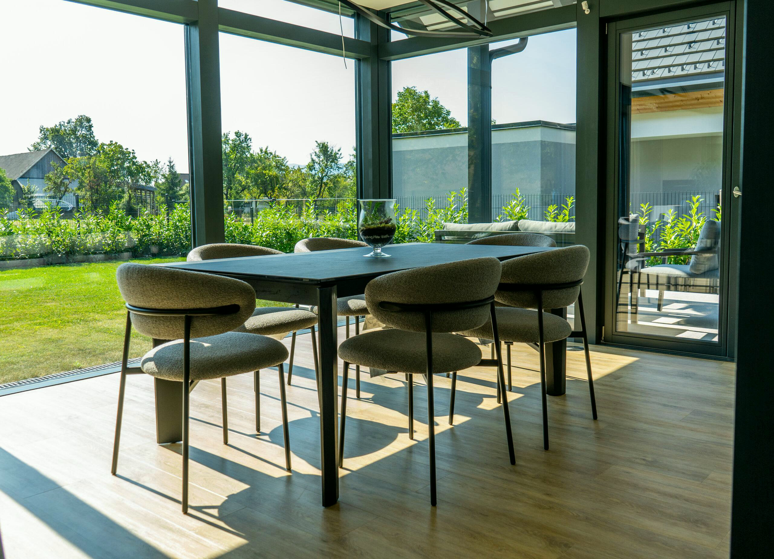 Sala da pranzo in dialogo con la natura