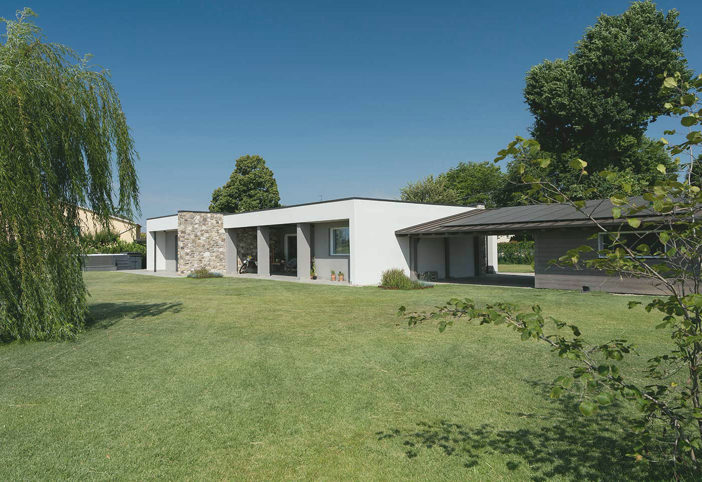Casa in legno e vetro
