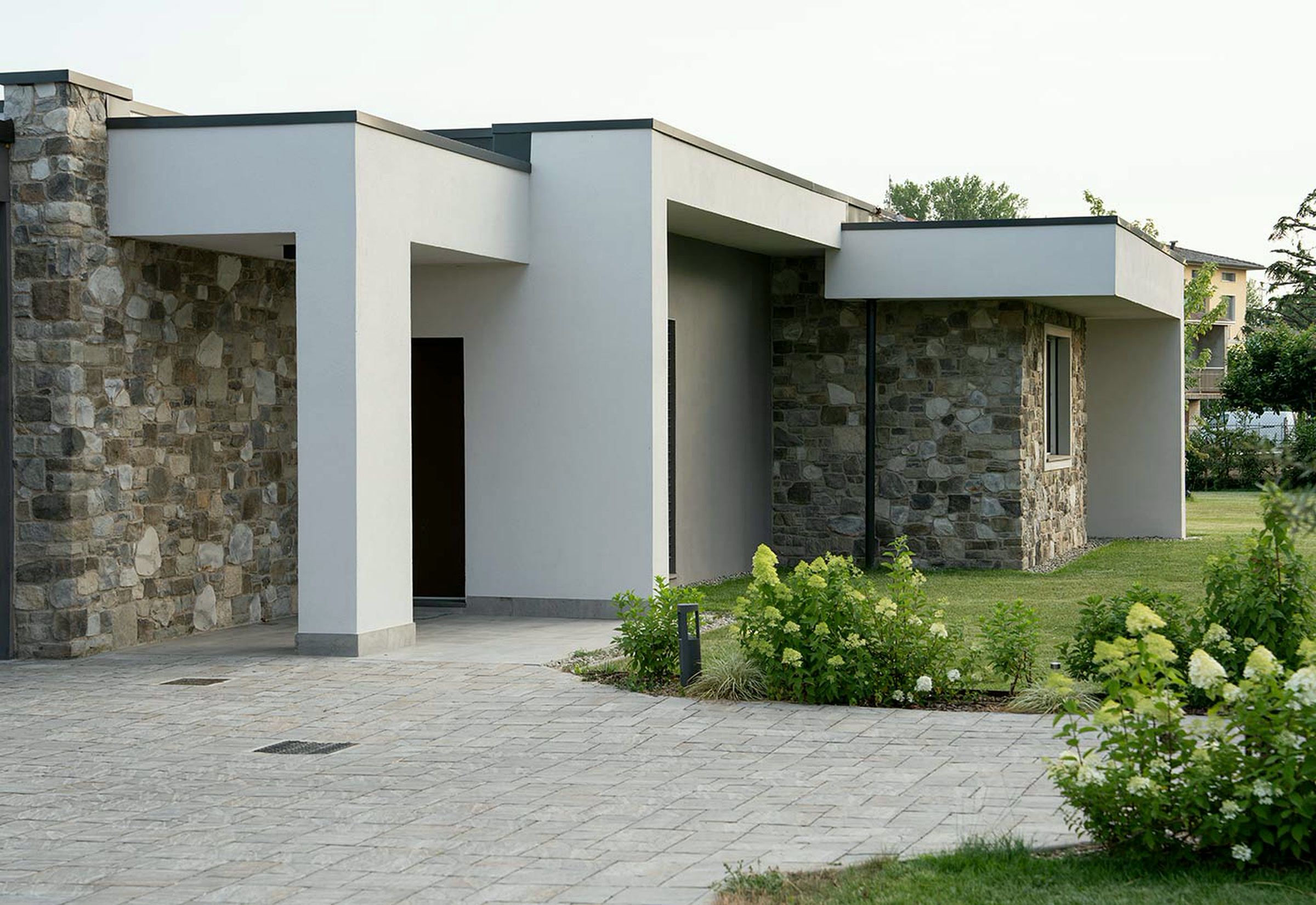 Casa in legno e vetro