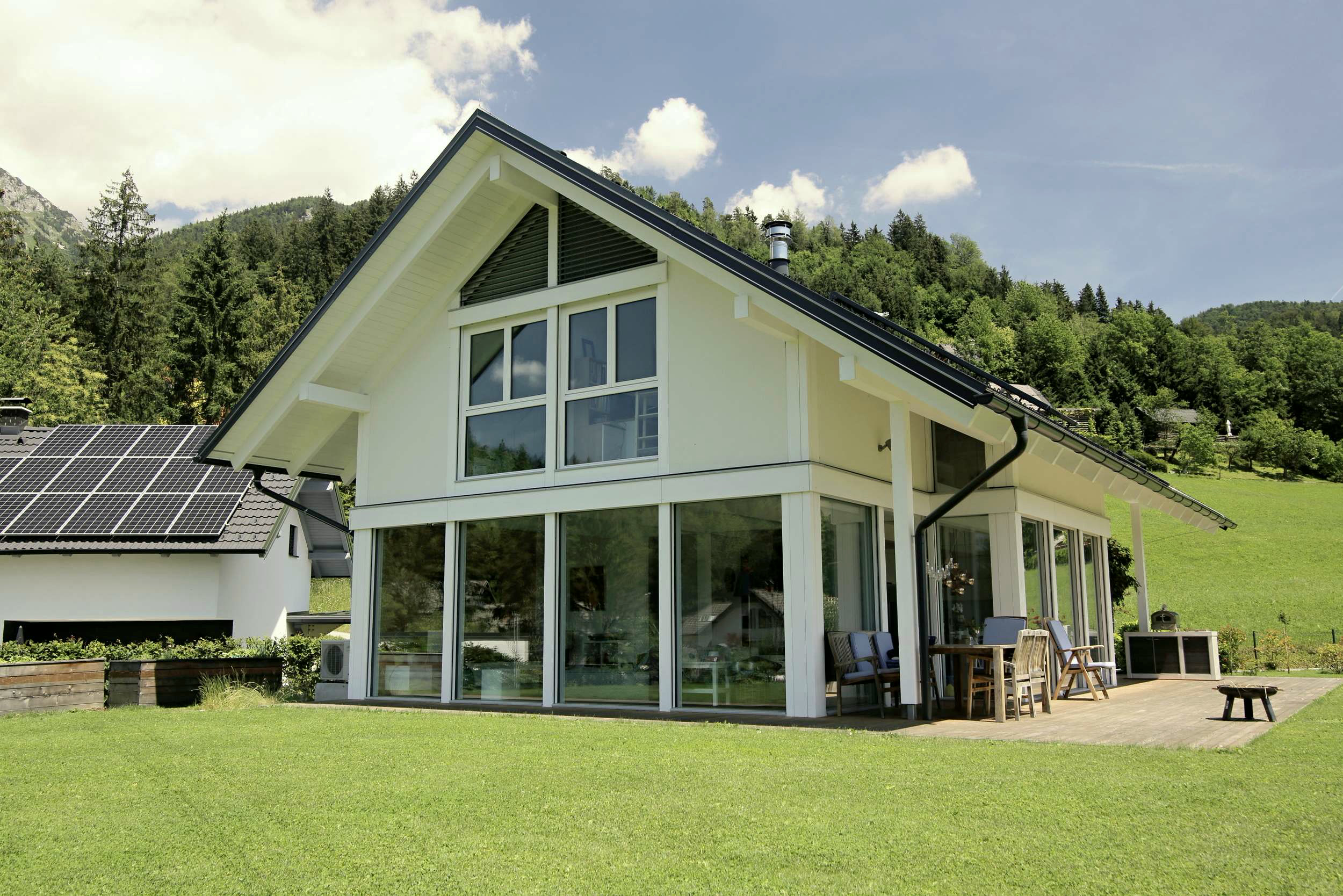 VITA NOVA Classic among the mountains – interior and connection to the outdoors