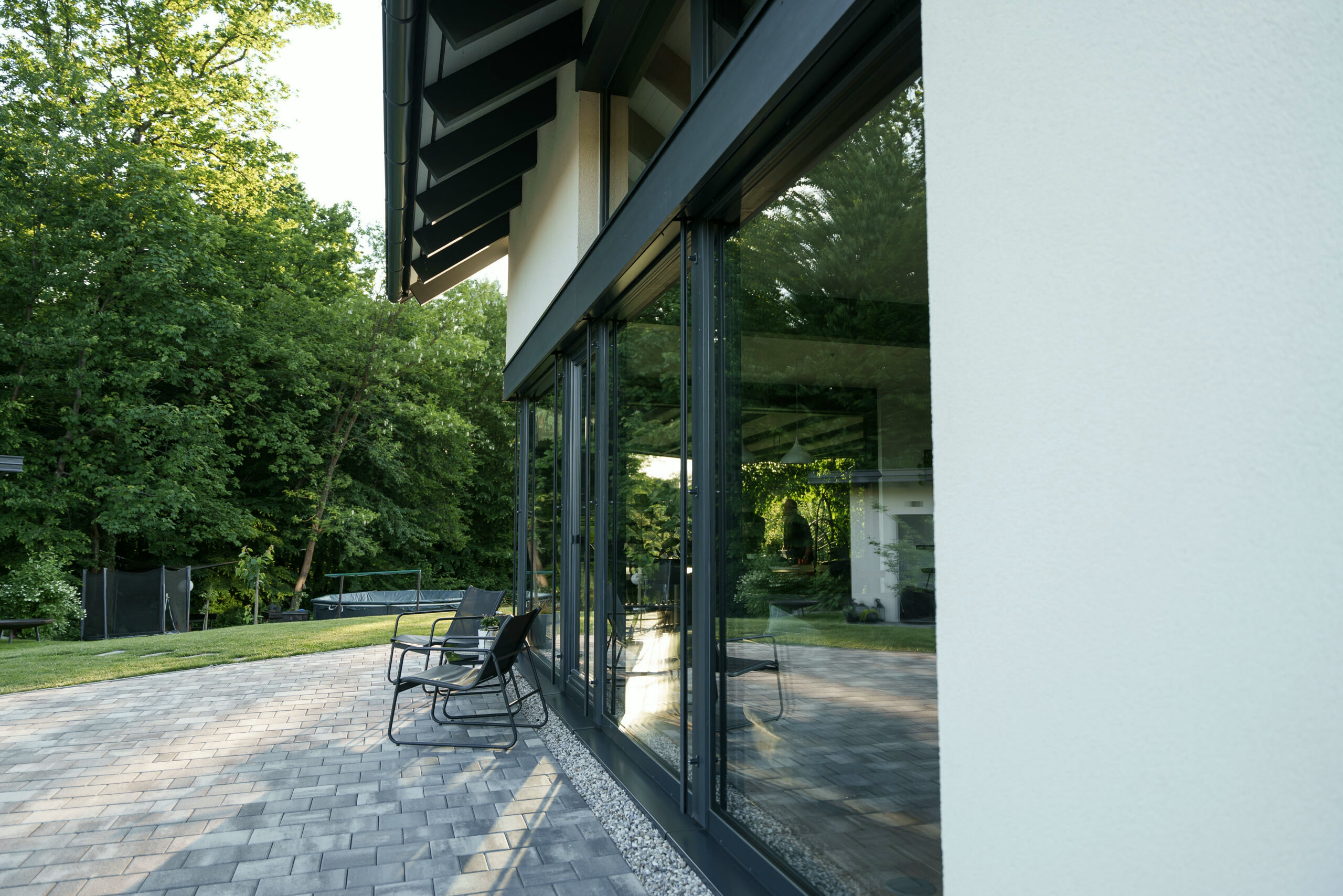 VITA NOVA in black-and-white contrast – interior and connection to the outdoors