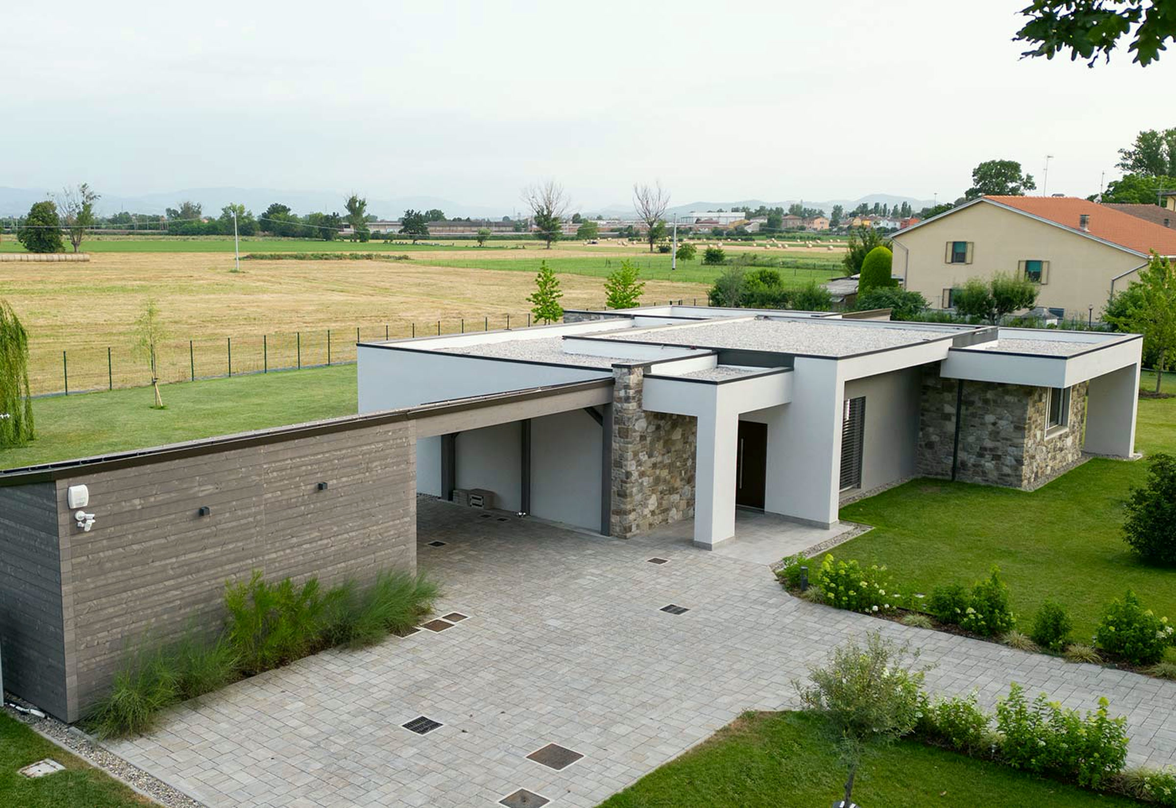 Casa in legno e vetro