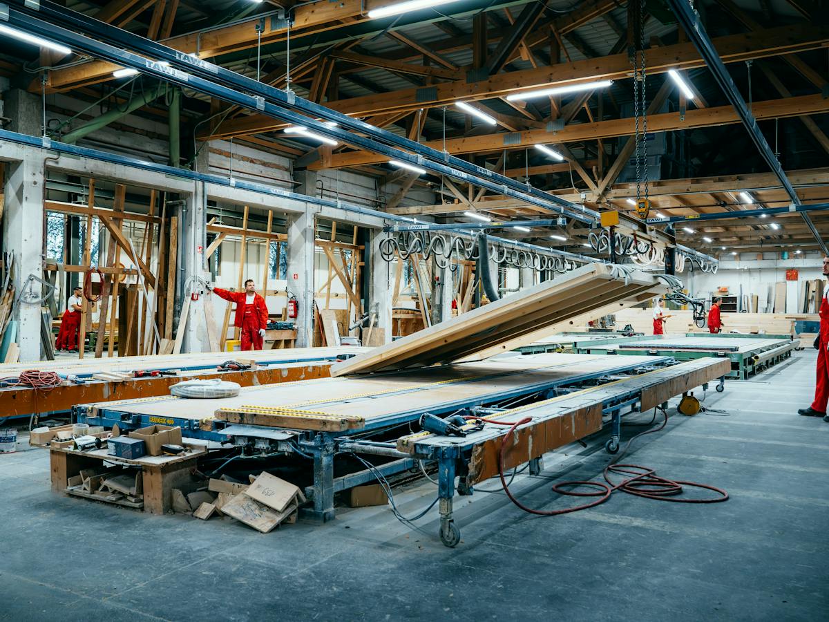 Gesamtansicht der Fertigung von Holzelementen bei KAGER