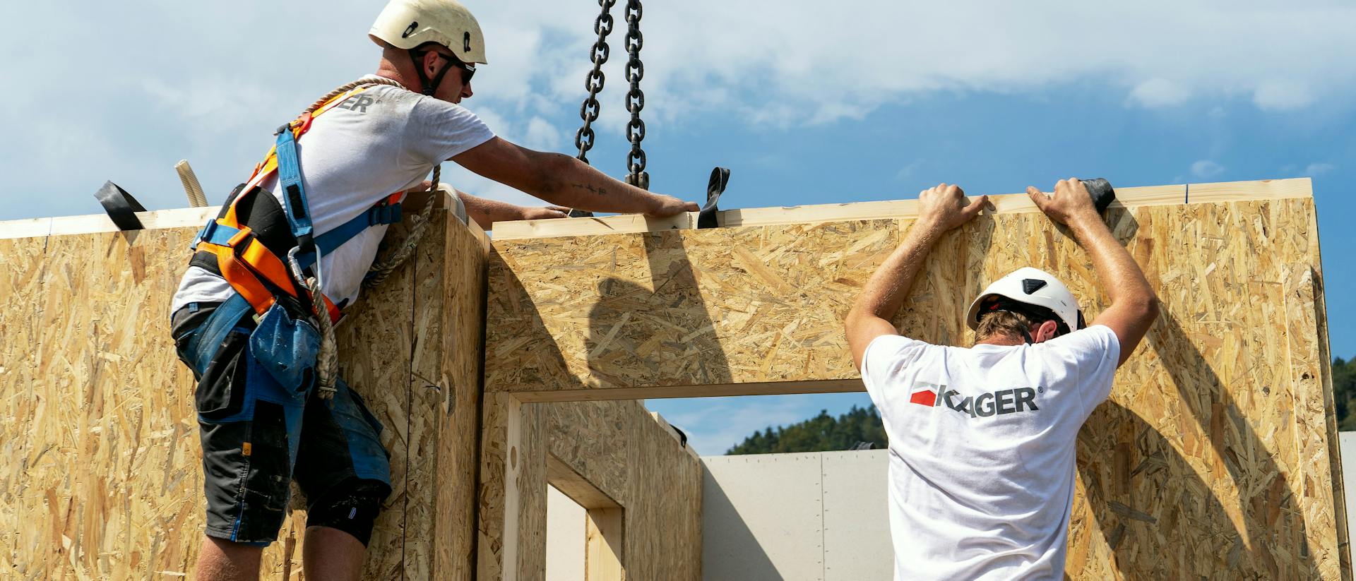 Montažna ekipa pri natančni postavitvi stenskega elementa KAGER