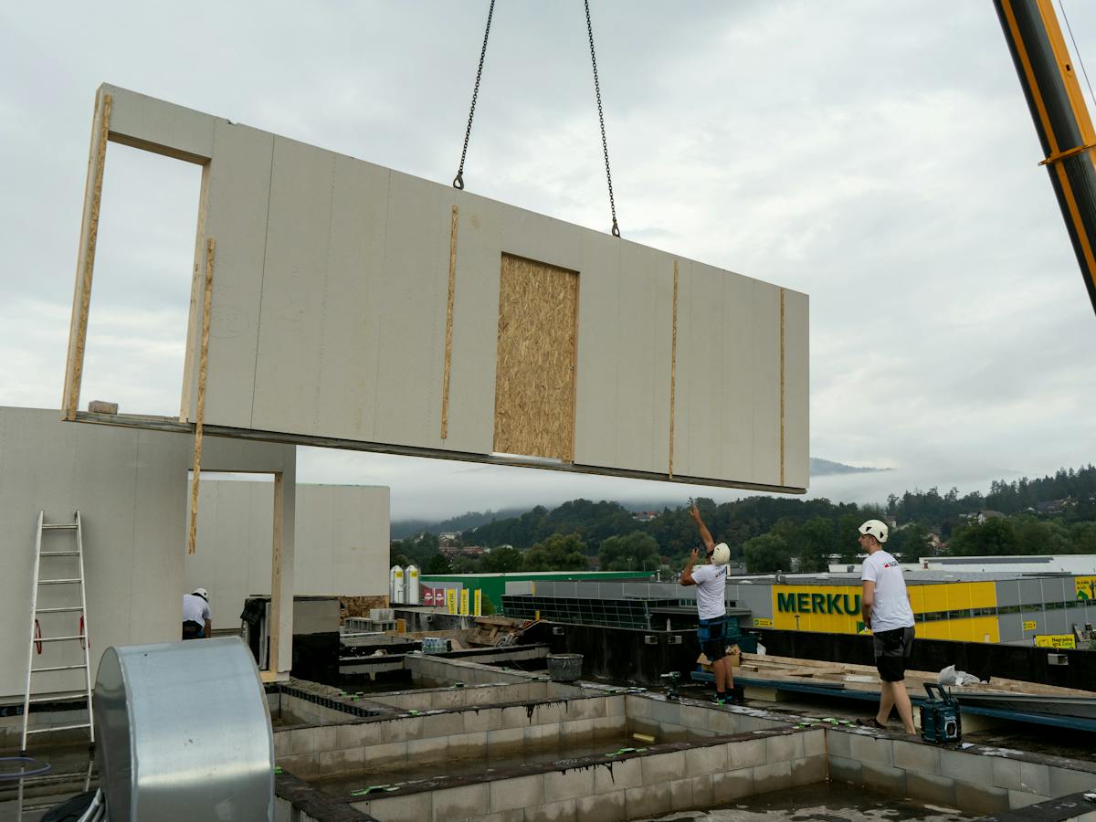 Großes Wandelement bei der Montage eines KAGER Hauses